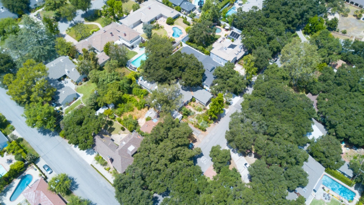 Large homes set among trees, the privacy an estate planning attorney in Calabasas plans around